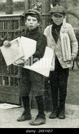 Cette photo de 1914 montre des garçons à Buenos Aires, en Argentine, vendant le quotidien dans la rue. Banque D'Images