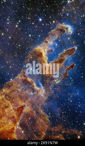Les piliers de la création sont fixés dans un kaléidoscope de couleur dans la vision du télescope spatial James Webb de la NASA à la lumière proche infrarouge. Banque D'Images