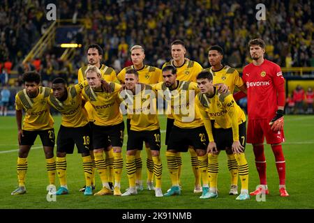 Les joueurs de Borussia Dortmund posent pour une photo d'équipe avant le match G de l'UEFA Champions League au parc signal Iduna à Dortmund, en Allemagne. Date de la photo: Mardi 25 octobre 2022. Banque D'Images