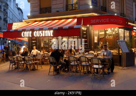 Le café Gustave est un café typiquement français situé près de la tour Eiffel à Paris, en France. Banque D'Images