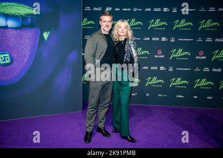 Anvers, Belgique, 25 octobre 2022. L'acteur Geert Van Rampelberg avec sa petite amie photographiée lors de la première de 'zillion', un film sur la légendaire boîte de nuit du même nom, au cinéma Kinepolis à Anvers le mardi 25 octobre 2022. BELGA PHOTO JAMES ARTHUR GEKIERE Banque D'Images