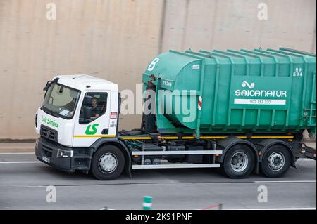 Un camion à ordures blanc et vert de la série D de Renault qui longe la Ronda Litoral à Barcelone Banque D'Images