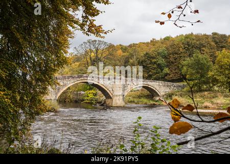 Le pont en pierre calcaire construit à Barden et enjambant la rivière Wharfe dans le Yorkshire en octobre 2022. Banque D'Images