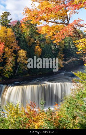 Couleurs d'automne aux chutes Tahquamenon, au Michigan Banque D'Images