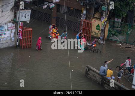 Dhaka, Bangladesh. 25th octobre 2022. Les pousse-pousse traversent une rue de Dhaka, où l'eau est englèle, à la suite de fortes pluies qui causent beaucoup de souffrances aux piétons et aux navetteurs. Le cyclone Sitrang frappe le Bangladesh en train d'établir des liaisons de communication et d'alimentation, inondant les rues pour faire encore des activités. (Photo de Sazzad Hossain/SOPA Images/Sipa USA) crédit: SIPA USA/Alay Live News Banque D'Images