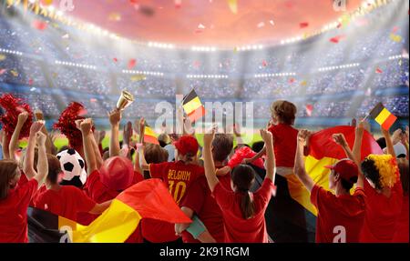 Fan de football belge au stade. Les supporters belges regardent le football en plein air. Les fans de l'équipe qui applaudissent célèbrent la victoire. Allez aux Red Devils ! Banque D'Images