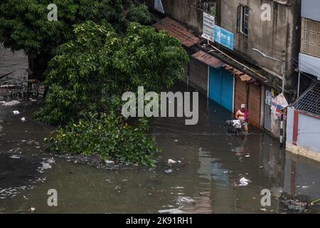 Dhaka, Bangladesh. 25th octobre 2022. Un homme marche dans une rue où l'eau est engorgé à la suite de fortes pluies causant beaucoup de souffrances pour les piétons et les navetteurs. Le cyclone Sitrang frappe le Bangladesh en train d'établir des liaisons de communication et d'alimentation, inondant les rues pour faire encore des activités. (Photo de Sazzad Hossain/SOPA Images/Sipa USA) crédit: SIPA USA/Alay Live News Banque D'Images