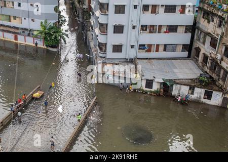 Dhaka, Bangladesh. 25th octobre 2022. Vue générale d'une rue de Dhaka engortée en eau suite à de fortes pluies causant beaucoup de souffrances pour les piétons et les navetteurs. Le cyclone Sitrang frappe le Bangladesh en train d'établir des liaisons de communication et d'alimentation, inondant les rues pour faire encore des activités. (Photo de Sazzad Hossain/SOPA Images/Sipa USA) crédit: SIPA USA/Alay Live News Banque D'Images
