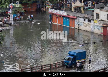 Dhaka, Bangladesh. 25th octobre 2022. Vue générale d'une rue de Dhaka engortée en eau suite à de fortes pluies causant beaucoup de souffrances pour les piétons et les navetteurs. Le cyclone Sitrang frappe le Bangladesh en train d'établir des liaisons de communication et d'alimentation, inondant les rues pour faire encore des activités. (Photo de Sazzad Hossain/SOPA Images/Sipa USA) crédit: SIPA USA/Alay Live News Banque D'Images