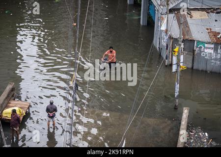 Dhaka, Bangladesh. 25th octobre 2022. Un homme traverse une rue où l'eau est engorgé à la suite de fortes pluies qui causent beaucoup de souffrances pour les piétons et les navetteurs. Le cyclone Sitrang frappe le Bangladesh en train d'établir des liaisons de communication et d'alimentation, inondant les rues pour faire encore des activités. (Photo de Sazzad Hossain/SOPA Images/Sipa USA) crédit: SIPA USA/Alay Live News Banque D'Images