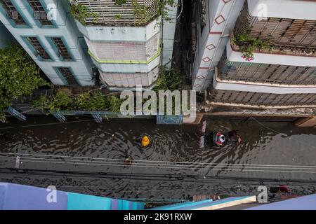 Dhaka, Bangladesh. 25th octobre 2022. Les gens se sont promenés dans une rue où l'eau est engorgé à la suite de fortes pluies qui ont causé beaucoup de souffrances aux piétons et aux navetteurs. Le cyclone Sitrang frappe le Bangladesh en train d'établir des liaisons de communication et d'alimentation, inondant les rues pour faire encore des activités. (Photo de Sazzad Hossain/SOPA Images/Sipa USA) crédit: SIPA USA/Alay Live News Banque D'Images