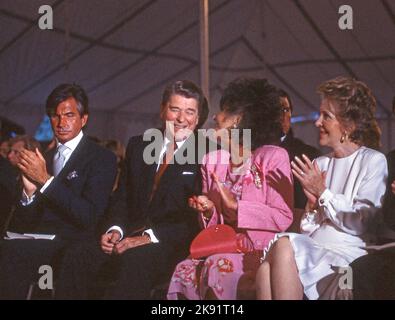 Le président Reagan, Nancy Reagan et Liz Taylor lors d'un événement sur le sida à la Maison Blanche sur 31 mai 1987 Banque D'Images