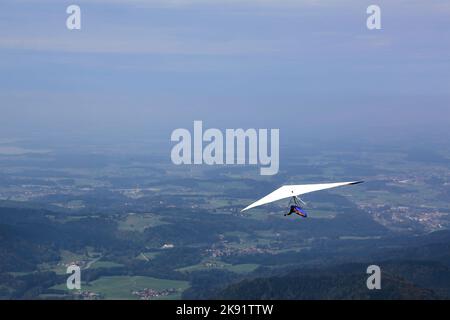 Deltaplane volant dans les Alpes allemandes Banque D'Images