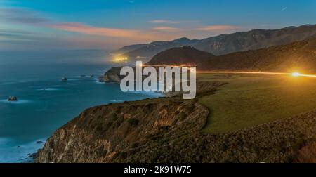 Un magnifique coucher de soleil sur le pont Bixby à Big sur vu de Hurricane point Banque D'Images