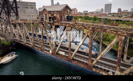 Vue aérienne par drone d'un train passant sur un pont au-dessus de la rivière Chicago Banque D'Images