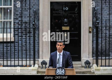 Londres, Royaume-Uni. 25th octobre 2022. Rishi Sunak, nouveau Premier ministre britannique, lors de son premier discours devant Downing Street aujourd’hui. Credit: Imagetraceur/Alamy Live News Banque D'Images