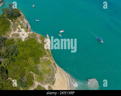 Vue aérienne du promontoire de Sidari dans la partie nord de l'île de Corfou, Grèce. Falaises du canal d'Amour. Baigneurs sur les rochers et dans le wat Banque D'Images