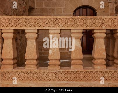 Monastère de Deyrulzafaran Syriac ou Mor Hananyo. Balustrade en pierre et sculptures en pierre dans l'église. Mardin, Turquie 2022 Banque D'Images