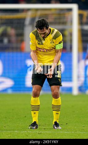 Mats Hummels de Borussia Dortmund semble abattu lors du match G de la Ligue des champions de l'UEFA au parc signal Iduna à Dortmund, en Allemagne. Date de la photo: Mardi 25 octobre 2022. Banque D'Images