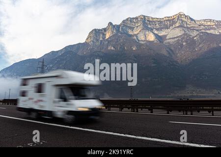 motorhome en mouvement flou sur autoroute, Banque D'Images