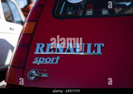 Un gros plan de l'emblème rouge de la voiture Renault 5 GT Turbo Banque D'Images