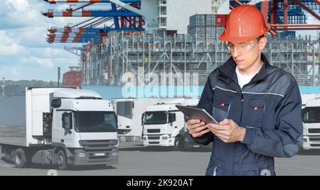 Gestionnaire de port avec une tablette numérique sur le fond d'un camion et navire chargé avec des conteneurs dans le port maritime Banque D'Images