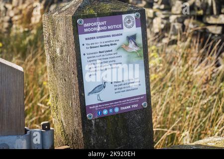 16.10.2022, Haworth, West Yorkshire, Royaume-Uni. Panneau indiquant « saison de reproduction des wader » Banque D'Images