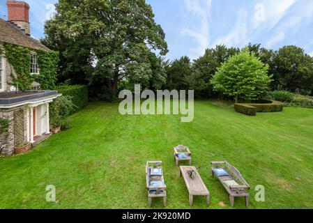 un jardin de campagne anglais au début de l'été Banque D'Images