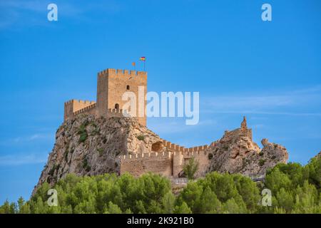 Château médiéval andalusí au sommet d'un rocher. SAX, Espagne Banque D'Images