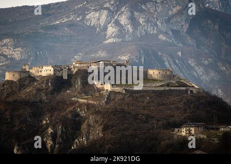 Les murs du château au sommet des montagnes du trentin-haut-adige, Besenello Castel Beseno Banque D'Images