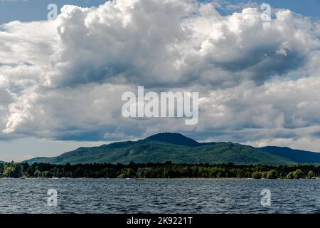 Le lac Magog est un lac d'eau douce situé dans la région de l'Estrie, au Québec, au Canada. Banque D'Images