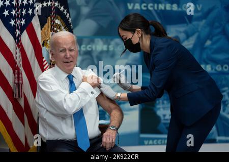 Washington, Vereinigte Staaten. 25th octobre 2022. Le président des États-Unis Joe Biden reçoit une injection de virus covid à la Maison Blanche à Washington, DC, mardi, 25 octobre 2022. Credit: Chris Kleponis/CNP/dpa/Alay Live News Banque D'Images