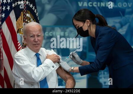 Washington, Vereinigte Staaten. 25th octobre 2022. Le président des États-Unis Joe Biden reçoit une injection de virus covid à la Maison Blanche à Washington, DC, mardi, 25 octobre 2022. Credit: Chris Kleponis/CNP/dpa/Alay Live News Banque D'Images