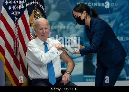 Washington, Vereinigte Staaten. 25th octobre 2022. Le président des États-Unis Joe Biden reçoit une injection de virus covid à la Maison Blanche à Washington, DC, mardi, 25 octobre 2022. Credit: Chris Kleponis/CNP/dpa/Alay Live News Banque D'Images