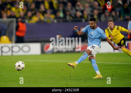 Riyad Mahrez de Manchester City manque une pénalité lors du match G de l’UEFA Champions League au signal Iduna Park à Dortmund, en Allemagne. Date de la photo: Mardi 25 octobre 2022. Banque D'Images