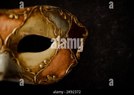 Masque VenetianVsur fond sombre. Masque de carnaval. Banque D'Images