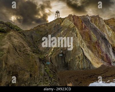 Vue aérienne des chaises vides sur le télésiège jusqu'à la baie d'Alum au point de repère des aiguilles, l'île de White. Banque D'Images