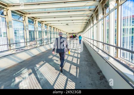 VIENNE, AUTRICHE - APR 24, 2015: Les gens utilisent le pont piétonnier pour traverser la rue à Althangrund à Vienne. Vienne offre beaucoup d'architecte moderne Banque D'Images