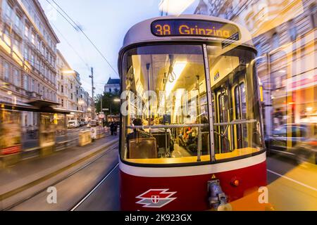 VIENNE, AUTRICHE - AVR 25, 2015: Tram à l'ancienne par une promenade de nuit à Vienne, Autriche. Vienne dispose d'un vaste réseau de trains et de bus. Banque D'Images