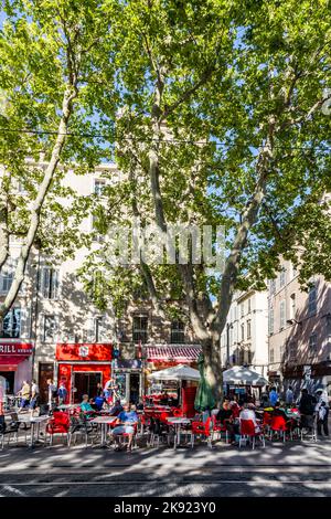 MARSEILLE, FRANCE - 9 JUILLET 2015 : marche des gens dans la ville de Marseille, France. Marseille abrite un mélange de nombreuses cultures. Banque D'Images