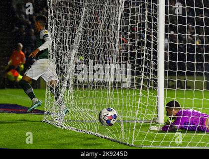 BUT Plymouth Argyle Forward Morgan Whittaker (19) marque un but pour le faire 2-1 pendant le match Sky Bet League 1 Plymouth Argyle vs Shrewsbury Town at Home Park, Plymouth, Royaume-Uni, 25th octobre 2022 (photo de Stanley Kasala/News Images) Banque D'Images