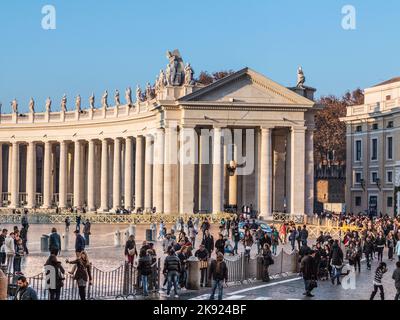 VATICAN,VATICAN - DEC 23, 2015 : touristes à pied de la place Saint-Pierre au Vatican.c'est le plus petit état indépendant internationalement reconnu Banque D'Images