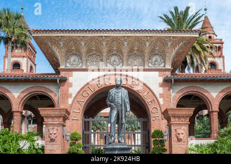 Porte d'entrée de Flagler College avec statue de Henry Flagler. Banque D'Images