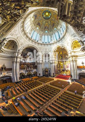 BERLIN, ALLEMAGNE - 2 MAI 2016: Les gens visitent le Berliner Dom de l'intérieur. Le dôme est la plus grande église de Berlin et le centre de la relig du stand de protestation Banque D'Images