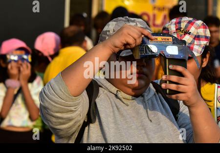 Mumbai, Inde. 25th octobre 2022. MUMBAI, INDE - OCTOBRE 25 : les gens regardent des éclipses solaires partielles à travers un télescope et des lunettes de protection au centre scientifique de Nehru, à Worli, sur 25 octobre 2022, à Mumbai, en Inde. L'éclipse solaire partielle ou Surya Garahn a été visible en Inde aujourd'hui, l'éclipse a été vue dans diverses villes du pays dont Delhi, Amritsar, Chandigarh, Lucknow, Bengaluru, Chennai, etc. (Photo par Anshuman Poyrekar/Hindustan Times/Sipa USA ) Credit: SIPA USA/Alay Live News Banque D'Images