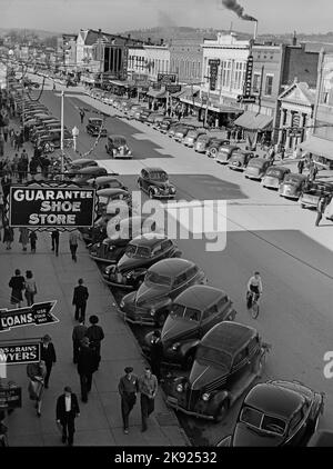 Rue américaine d'époque, 1940 décembre, probablement liée à la foule des magasins de Noël. Gadsden, Alabama - Vachon, John, 1914-1975, photographe Banque D'Images