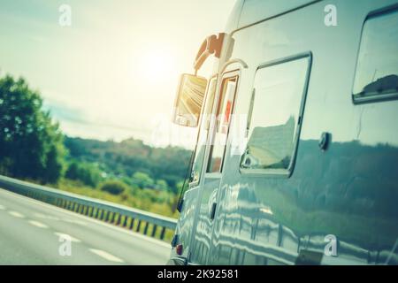 Véhicule de loisirs conduite sur la route le jour du soleil. Week-end en famille à l'extérieur de la ville. Thème de voyage Motorhome. Banque D'Images