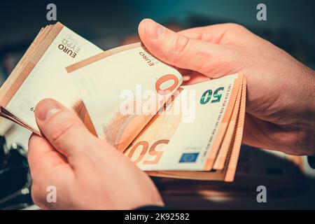 Gros plan des billets en euros dans les mains de Malé comptant de l'argent comptant. Thème financier. Banque D'Images