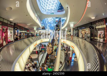 FRANCFORT, ALLEMAGNE - 7 MAI 2016: Les gens apprécient le célèbre centre commercial moderne MyZeil. Myzeil a été ouvert en 2009 par le maire Petra Roth. Banque D'Images