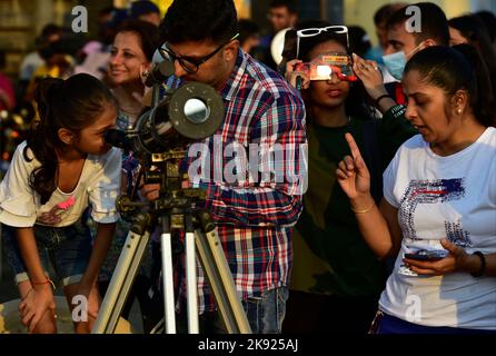 Mumbai, Inde. 25th octobre 2022. MUMBAI, INDE - OCTOBRE 25 : les gens regardent des éclipses solaires partielles à travers un télescope et des lunettes de protection au centre scientifique de Nehru, à Worli, sur 25 octobre 2022, à Mumbai, en Inde. L'éclipse solaire partielle ou Surya Garahn a été visible en Inde aujourd'hui, l'éclipse a été vue dans diverses villes du pays dont Delhi, Amritsar, Chandigarh, Lucknow, Bengaluru, Chennai, etc. (Photo par Anshuman Poyrekar/Hindustan Times/Sipa USA ) Credit: SIPA USA/Alay Live News Banque D'Images